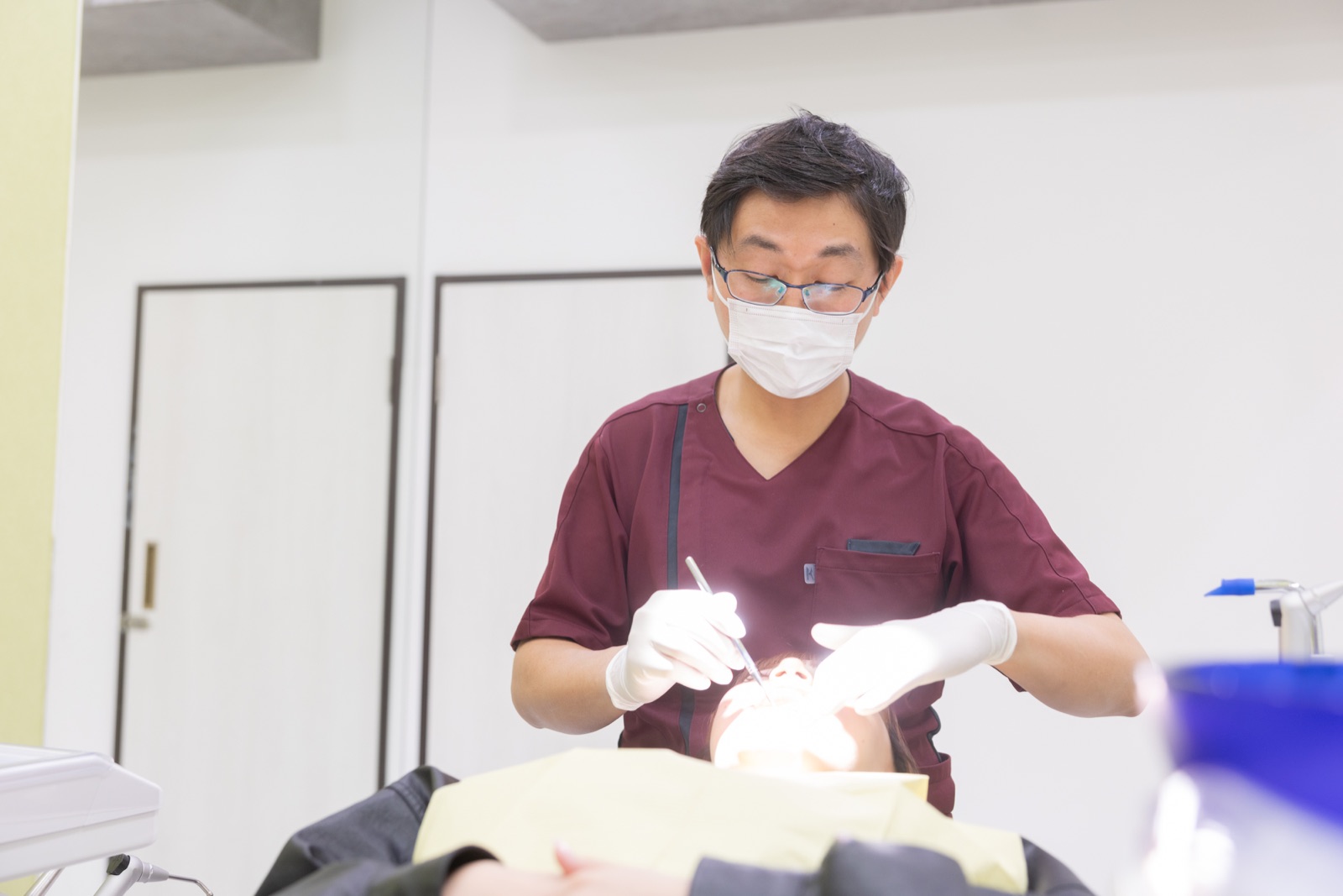 歯科医師が落ち着いて診療する様子