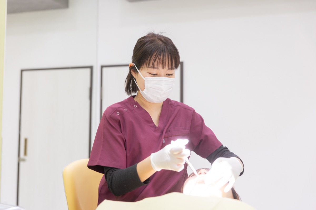 患者さんを診療する歯科医師