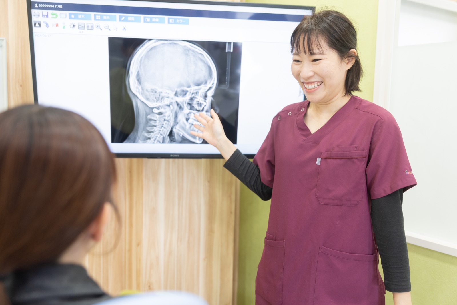 レントゲン画像を使って説明する歯科医師